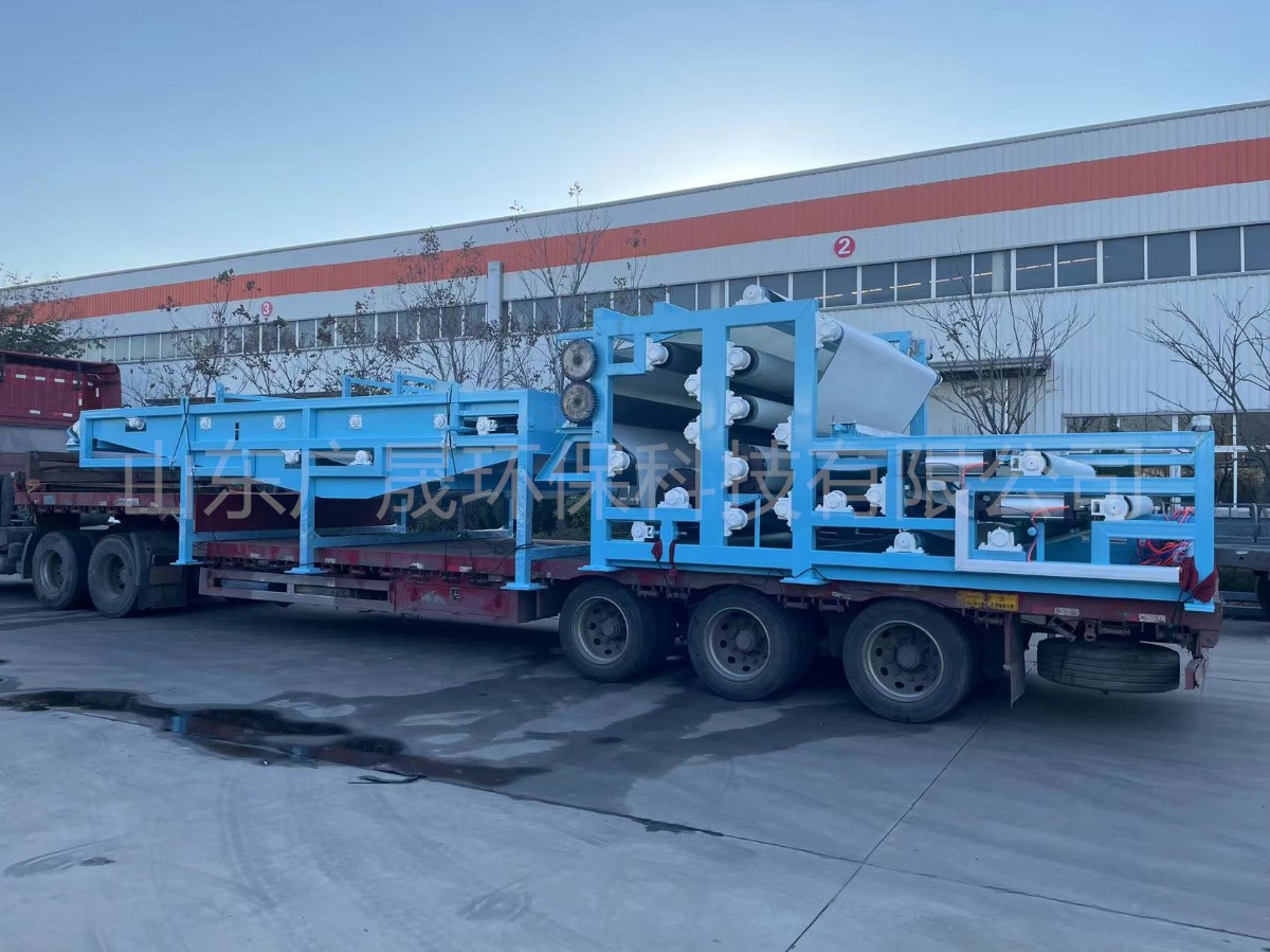 水藍(lán)色帶式壓濾機(jī) (2).jpg